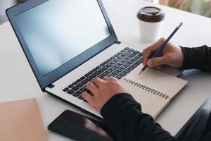 e-learning, étudiant étudiant en classe en ligne via un ordinateur portable. concept d'étude en ligne.