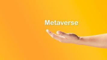 la main de l'homme tient le mot métaverse, monde de réalité virtuelle, espace vide pour le texte, bannière.