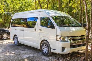 voiture van dans la forêt tropicale de la jungle naturelle puerto aventuras mexique. photo