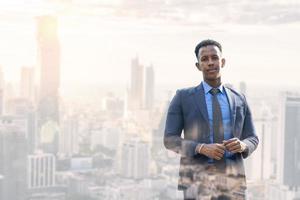 gens d'affaires en ville. portrait d'un bel homme d'affaires. homme d'affaires moderne. jeune homme confiant en costume complet et lunettes tout en se tenant à l'extérieur en regardant loin avec le paysage urbain en arrière-plan photo