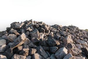 pile de roche isoler sur fond blanc photo