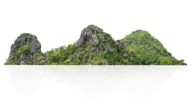 Rock Mountain Hill avec forêt verte isoler sur fond blanc photo