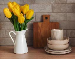 belles fleurs de tulipes sur la table à la cuisine photo