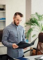 homme d'affaires travaillant sur son ordinateur portable dans un bureau photo