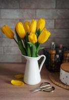 belles fleurs de tulipes sur la table à la cuisine photo