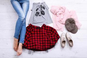 tenue élégante avec accessoires et jambes féminines sur fond en bois blanc. vue de dessus et espace de copie photo