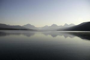 paysage bleu abstrait lac et montagne