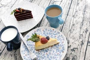 cheesecake new-yorkais et gâteau au chocolat pour les fêtes de fin d'année. photo