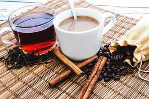 café chaud avec thé chaud et grains de café, feuilles de thé photo