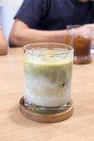 glace matcha latte sur une table en bois. photo