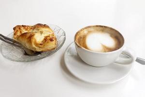 café préféré avec tarte jambon fromage sur fond blanc. photo