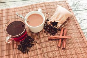 café chaud avec thé chaud et grains de café, feuilles de thé photo