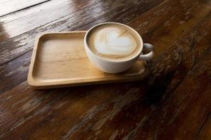 latte chaud sur une table en bois photo