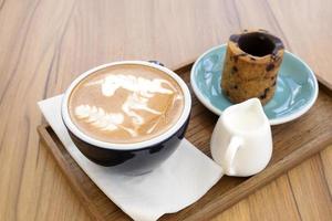 Latte chaud avec des cookies sur une table en bois photo