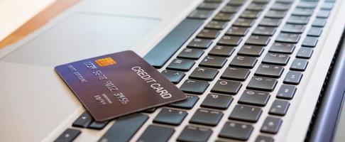 image de bannière de carte de crédit sur le clavier de l'ordinateur. transaction financière en ligne pour paiement avec technologie et concept de sécurité. photo