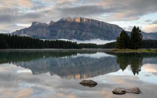 Mount Rundle et Two Jack Lake avec humeur matinale, parc national banff, alberta, canada