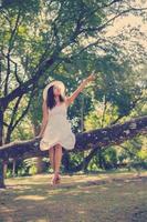 jeune adolescente assise sur un arbre photo