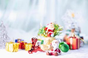 beau cadeau avec des ornements de noël. photo