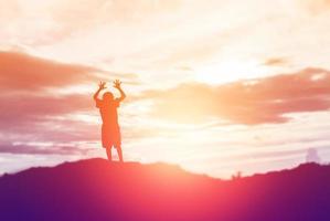 silhouette d'enfants heureux et coucher de soleil heureux photo