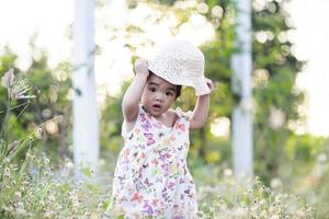 jolie fille souriant brillamment au soleil couchant photo