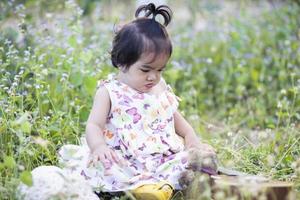 jolie fille souriant brillamment au soleil couchant photo