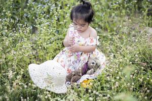 jolie fille souriant brillamment au soleil couchant photo