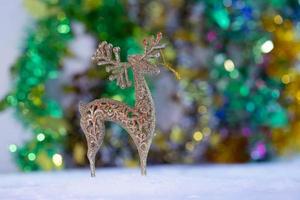 beau cadeau avec des ornements de noël. photo