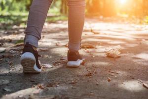 chaussures de sport femme et prés photo