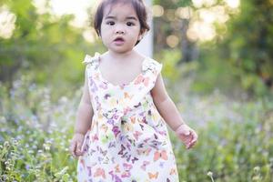 jolie fille souriant brillamment au soleil couchant photo