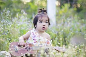 jolie fille souriant brillamment au soleil couchant photo