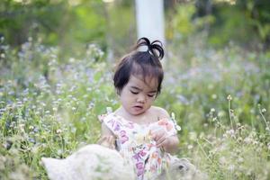 jolie fille souriant brillamment au soleil couchant photo