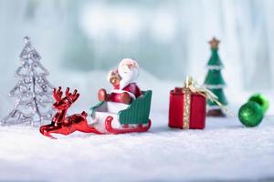 beau cadeau avec des ornements de noël. photo