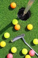 balles de golf autour d'un trou photo