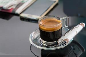tasse à café noire chaude avec du papier de soie photo