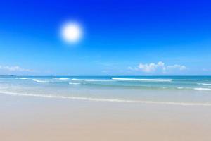 mer bleue et ciel bleu à la plage de hua hin photo