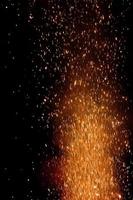 photo détaillée de feux d'artifice sur fond noir avec des mouvements de caméra artistiques