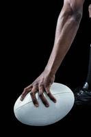 image recadrée d'athlète tenant un ballon de rugby photo