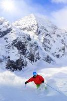 freeride dans la neige poudreuse fraîche - homme ski downhi