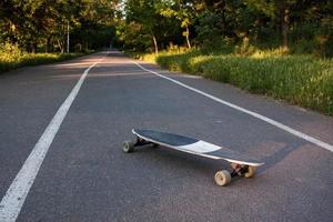 planche à roulettes sur la route photo