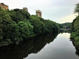 une vue sur la cathédrale de durham de l'autre côté de la rivière photo