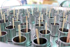 des bâtons de bambou dans des tubes en acier inoxydable font de la crème glacée, en thaïlande. photo
