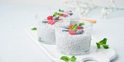 bannière avec pudding de chia aux baies fraîches framboises, myrtilles photo