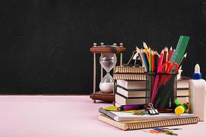 ensemble de fournitures scolaires colorées, livres et cahiers. accessoires de papeterie. photo