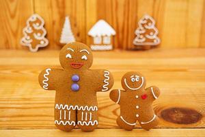 Biscuits de pain d'épice de Noël sur fond de bois