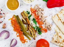 ingrédients pour sandwich shawarma sur fond blanc. vue de dessus photo