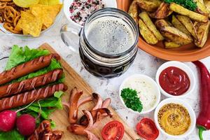 quartiers de pommes de terre au four avec saucisses et épices photo