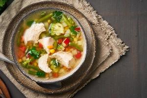 soupe aux légumes, plat printanier végétarien diététique, serviette en lin, vue de dessus, photo