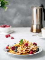 gaufres belges aux framboises, myrtilles, lait caillé et café photo