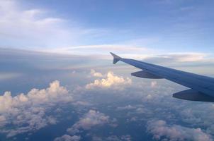 vue aérienne sur fond d'horizon de nuages gonflés blancs. belle vue sur la texture du ciel et des nuages depuis l'avion.