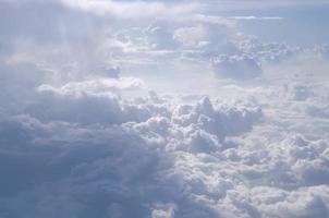 vue sur l'horizon au-dessus des nuages depuis l'arrière-plan de l'avion aérien. beau ciel nuageux de vue aérienne. texture du ciel et des nuages. photo